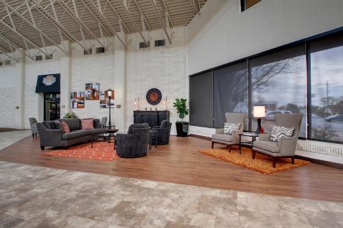 Előcsarnok, The Atrium Hotel on Third in Quincy (Illinois) Előcsarnok, The Atrium Hotel on Third in Quincy (Illinois)