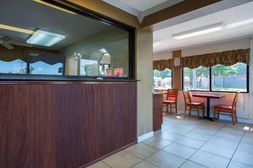 大堂, 切薩皮克戴斯酒店 (Days Inn by Wyndham Chesapeake) in 切薩皮克 (VA) 大堂, 切薩皮克戴斯酒店 (Days Inn by Wyndham Chesapeake) in 切薩皮克 (VA)