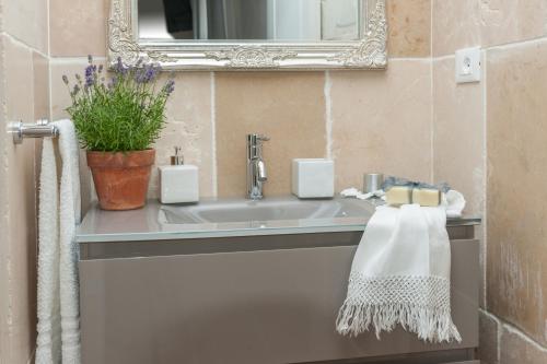 Bathroom, Masseria Monache in San Pietro Vernotico Bathroom, Masseria Monache in San Pietro Vernotico
