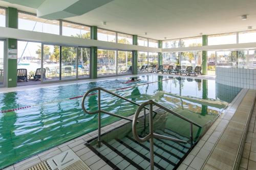 Basen, Hotel Yacht Wellness & Business in Siofok Basen, Hotel Yacht Wellness & Business in Siofok