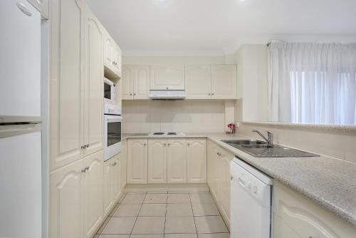 Kitchen, Wollongong Serviced Apartments in Wollongong Kitchen, Wollongong Serviced Apartments in Wollongong