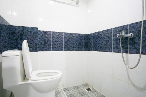 Ванная комната, RedDoorz near Mikie Holiday Funland Berastagi in Берастаги Ванная комната, RedDoorz near Mikie Holiday Funland Berastagi in Берастаги