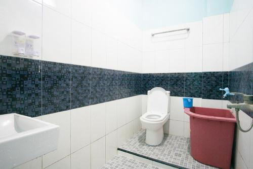 Ванная комната, RedDoorz near Mikie Holiday Funland Berastagi in Берастаги Ванная комната, RedDoorz near Mikie Holiday Funland Berastagi in Берастаги