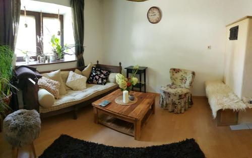 Kleines Häuschen im Grünen (Kleines Hauschen im Grunen) in Monheim Kleines Häuschen im Grünen (Kleines Hauschen im Grunen) in Monheim