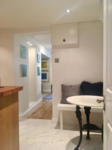 מתקני המלון, Beautiful 1BR Apartment in Historic St Aubin House in סנט אובין מתקני המלון, Beautiful 1BR Apartment in Historic St Aubin House in סנט אובין
