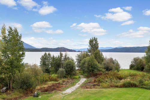 Lakefront Luxury in Culver (ID) Lakefront Luxury in Culver (ID)