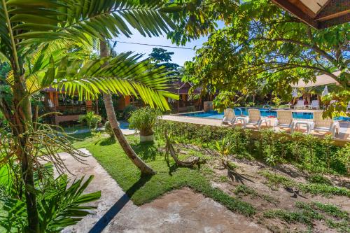 Garden, Lanta Pearl Beach Resort in Koh Lanta Garden, Lanta Pearl Beach Resort in Koh Lanta