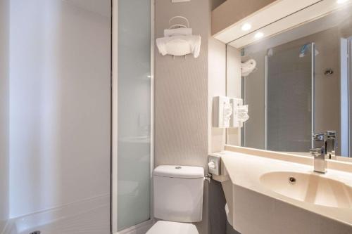 Bathroom, Comfort Hotel Linas - Montlhery in Linas Bathroom, Comfort Hotel Linas - Montlhery in Linas