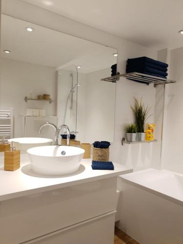 Bathroom, Loft Luxe Reforme near Natural History Museum of Marseille Bathroom, Loft Luxe Reforme near Natural History Museum of Marseille
