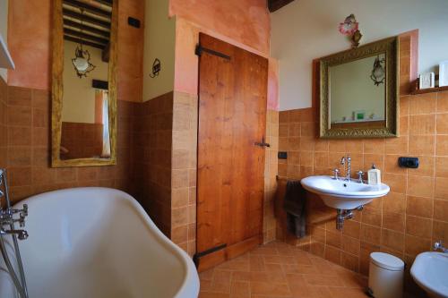 Bathroom, Il Casale Dorato in Appignano Bathroom, Il Casale Dorato in Appignano