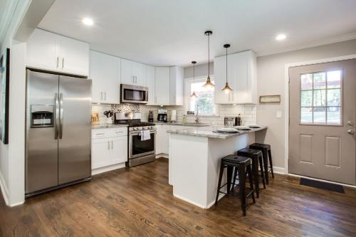 Lavish Living - 8 mins from Braves Stadium w/King in Smyrna (GA) Lavish Living - 8 mins from Braves Stadium w/King in Smyrna (GA)