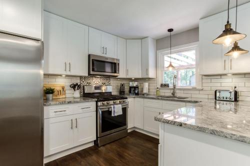 Lavish Living - 8 mins from Braves Stadium w/King in Smyrna (GA) Lavish Living - 8 mins from Braves Stadium w/King in Smyrna (GA)