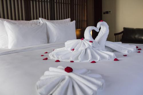 Scarlet Pearl Cruises in Ha Long Scarlet Pearl Cruises in Ha Long