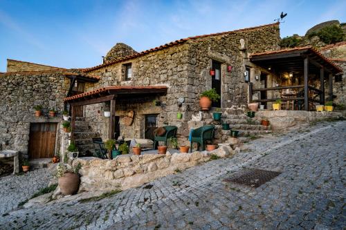 Old House in Monsanto Old House in Monsanto