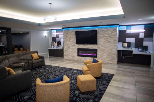 Lobby, La Quinta Inn & Suites by Wyndham Houston East at Normandy in Cloverleaf Lobby, La Quinta Inn & Suites by Wyndham Houston East at Normandy in Cloverleaf