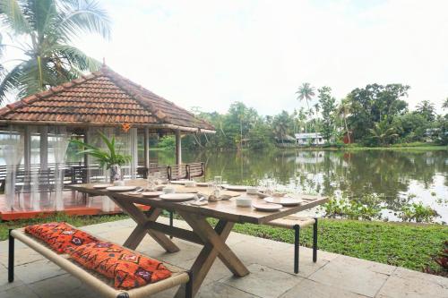 Nas proximidades, Sunsets and Palm Trees in Kuttanad Taluk Nas proximidades, Sunsets and Palm Trees in Kuttanad Taluk