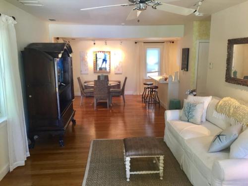 Charming Abode Cottage! Cottage in Okeechobee