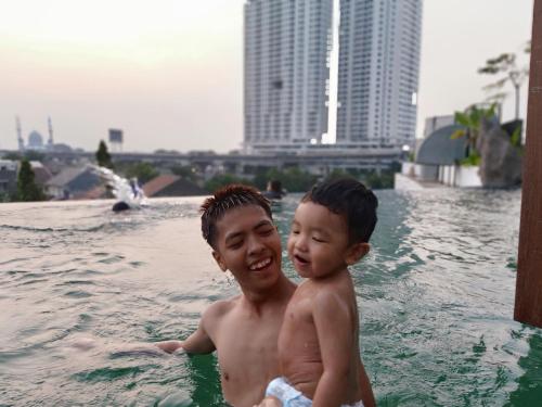 Schwimmbad, Grand Kamala Lagoon Standar Room Emerald by 21 Room Netflix in Bekasi Schwimmbad, Grand Kamala Lagoon Standar Room Emerald by 21 Room Netflix in Bekasi