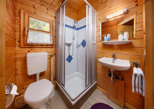 Bathroom, Knaus Campingpark Lackenhauser in Neureichenau Bathroom, Knaus Campingpark Lackenhauser in Neureichenau