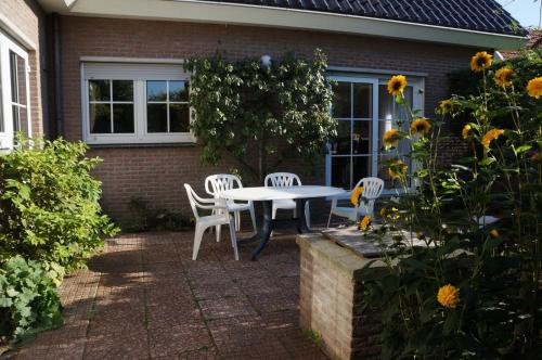 Balcony/terrace, Groot familiehuis voor 6 personen in landelijke, rustige omgeving in Breezand Balcony/terrace, Groot familiehuis voor 6 personen in landelijke, rustige omgeving in Breezand