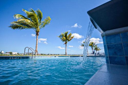 Swimming pool, FUSION Resort in Treasure Island (FL) Swimming pool, FUSION Resort in Treasure Island (FL)
