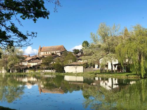 Surrounding environment, En bord de riviere in Cancon Surrounding environment, En bord de riviere in Cancon