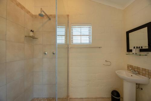 Bathroom, Honeyrock Cottages in Kleinmond Bathroom, Honeyrock Cottages in Kleinmond