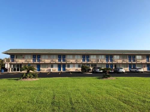 外部景觀, 6克魯特汽車旅館 (Motel 6-Clute, TX) in 克盧特 (TX) 外部景觀, 6克魯特汽車旅館 (Motel 6-Clute, TX) in 克盧特 (TX)