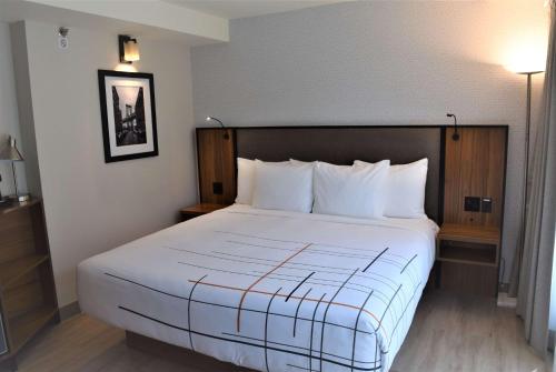 This photo about La Quinta by Wyndham Time Square South shared on HyHotel.com