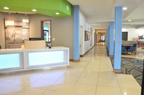 Előcsarnok, Holiday Inn Express Waterloo-Cedar Falls By IHG in Waterloo Előcsarnok, Holiday Inn Express Waterloo-Cedar Falls By IHG in Waterloo