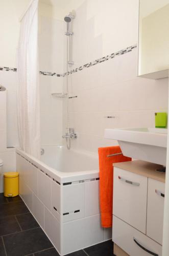 Bathroom, Guesthouse Casa Esperanza Basel in Iselin Bathroom, Guesthouse Casa Esperanza Basel in Iselin