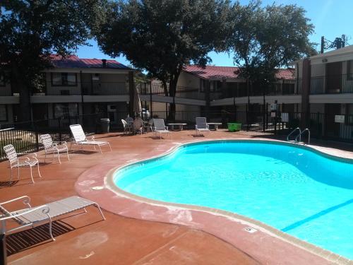 Bazen, Super 8 By Wyndham Kerrville Tx in Kerrville (TX) Bazen, Super 8 By Wyndham Kerrville Tx in Kerrville (TX)