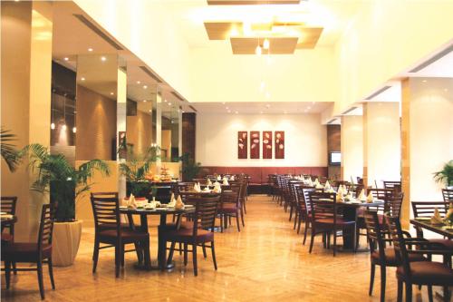 Food and beverages, The Retreat - Hotel & Convention Centre in Malad Food and beverages, The Retreat - Hotel & Convention Centre in Malad