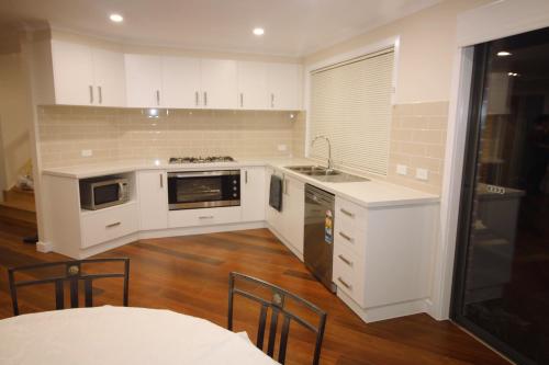 Kitchen, Silver House - Melbourne Airport Accommodation in Melbourne Tullamarine Airport Kitchen, Silver House - Melbourne Airport Accommodation in Melbourne Tullamarine Airport