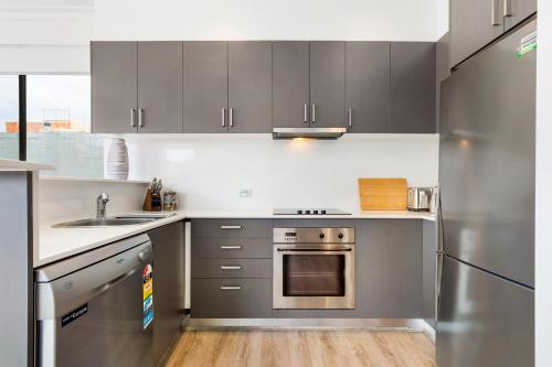 Spacious & Sunny 1 bdrm in Surry Hills - 19 FOV - main image