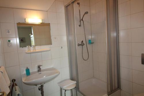 Bathroom, Hotel Opel in Heinersreuth Bathroom, Hotel Opel in Heinersreuth