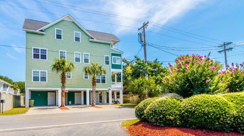 Southern Sandbox - Short Walk to Beach, 5 Bedroom, 4.75 Bathroom, Sleeps 18 in Myrtle Beach