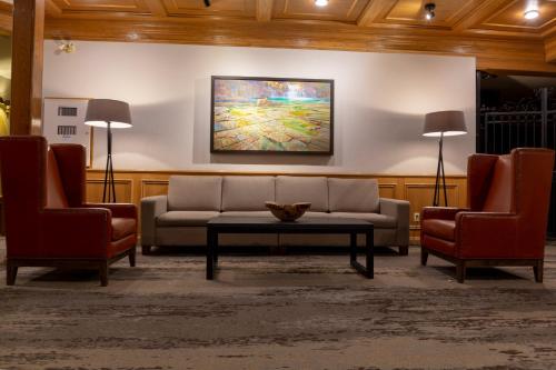 Lobby, Whistler's Inn in Jasper (AB) Lobby, Whistler's Inn in Jasper (AB)