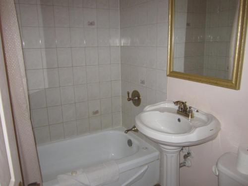 This photo about Traveller's Inn shared on HyHotel.com