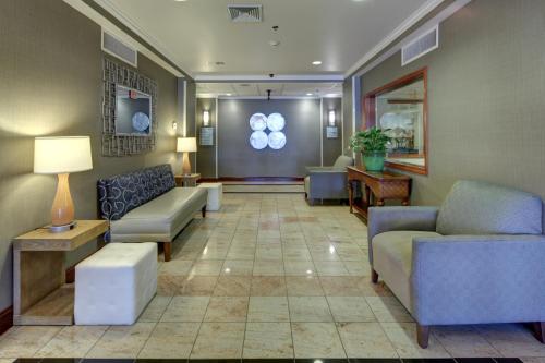 Vestíbulo, Holiday Inn Express Hotel & Suites Emporia By IHG in Emporia Vestíbulo, Holiday Inn Express Hotel & Suites Emporia By IHG in Emporia