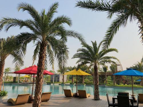Swimming pool, Gold Coast PIK Sea View Apartments by LongeSuites in Cengkareng Swimming pool, Gold Coast PIK Sea View Apartments by LongeSuites in Cengkareng
