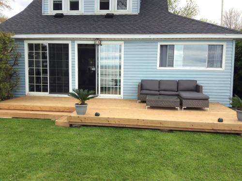 Létesítmények, A Day at the Lake Cottage in Leamington (Ontario) Létesítmények, A Day at the Lake Cottage in Leamington (Ontario)