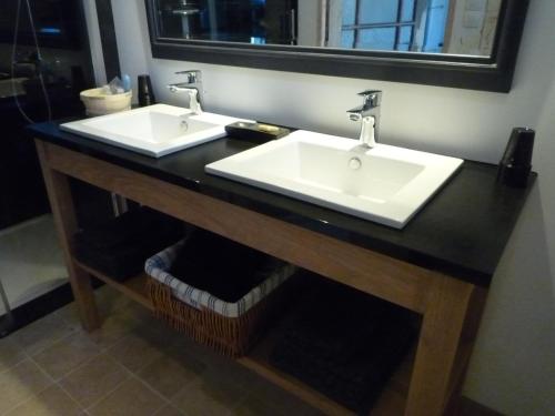 Fürdőszoba, Le Logis de Miserè (Le Logis de Misere) in Celles Sur Belle Fürdőszoba, Le Logis de Miserè (Le Logis de Misere) in Celles Sur Belle