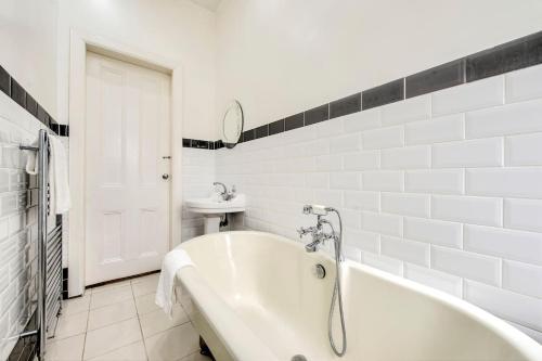 160 m2, 3 yatak odalı, 2 banyolu Daire, Glasgow Uluslararası Havaalanı bölgesinde (Spacious, Modern, Apt. close to GLA Airport) near Glasgow Havaalanı 160 m2, 3 yatak odalı, 2 banyolu Daire, Glasgow Uluslararası Havaalanı bölgesinde (Spacious, Modern, Apt. close to GLA Airport) near Glasgow Havaalanı