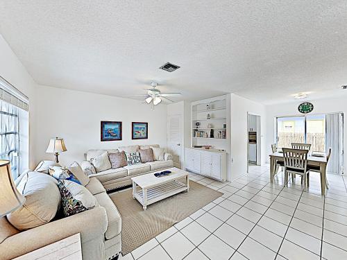New Listing! Updated Beach Condo With Sparkling Pool Condo in Hollywood