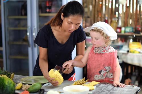 Mr. Chuoi bar and hut near Surin Nemzeti Park Mr. Chuoi bar and hut near Surin Nemzeti Park