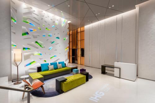 Lobby, Holiday Inn Express Hong Kong Kowloon CBD2 By IHG near Lam Tin MTR Station Lobby, Holiday Inn Express Hong Kong Kowloon CBD2 By IHG near Lam Tin MTR Station