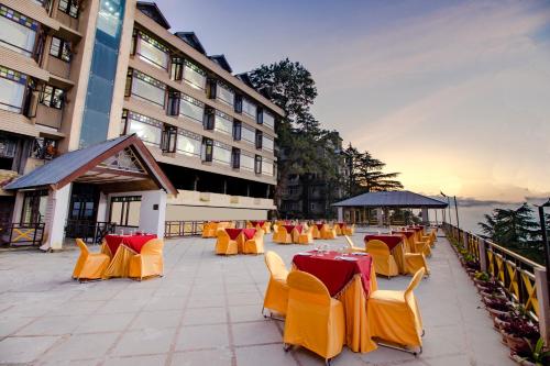 Altan/terrasse, Snow Valley Resort in Dalhousie Altan/terrasse, Snow Valley Resort in Dalhousie