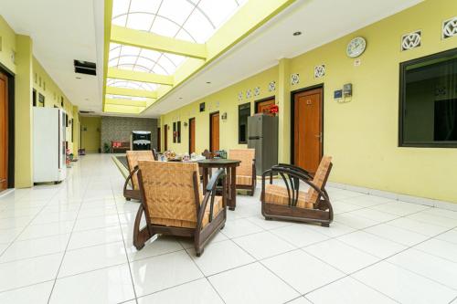 Ruang bersama/area TV, RedDoorz Syariah near Assalaam - UMS in Laweyan Ruang bersama/area TV, RedDoorz Syariah near Assalaam - UMS in Laweyan