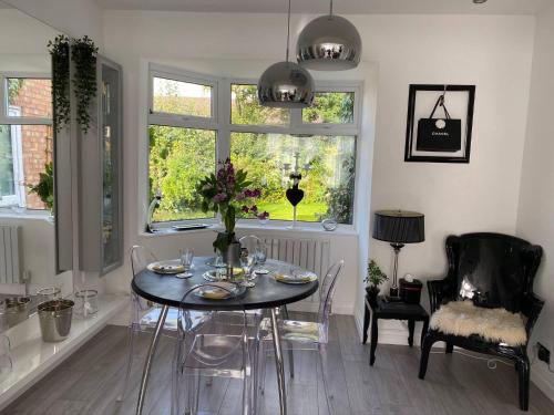 Tesis özellikleri, Luxury 5* Home with Secret Garden and Free Parking in Croxteth Tesis özellikleri, Luxury 5* Home with Secret Garden and Free Parking in Croxteth